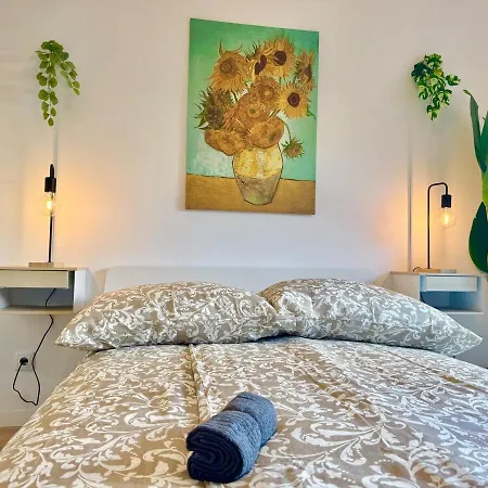 Apartment Modern With Garden & Terrace Near Scs