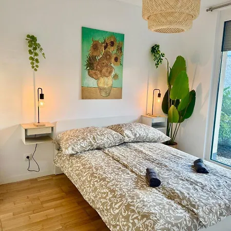 Apartment Modern With Garden & Terrace Near Scs